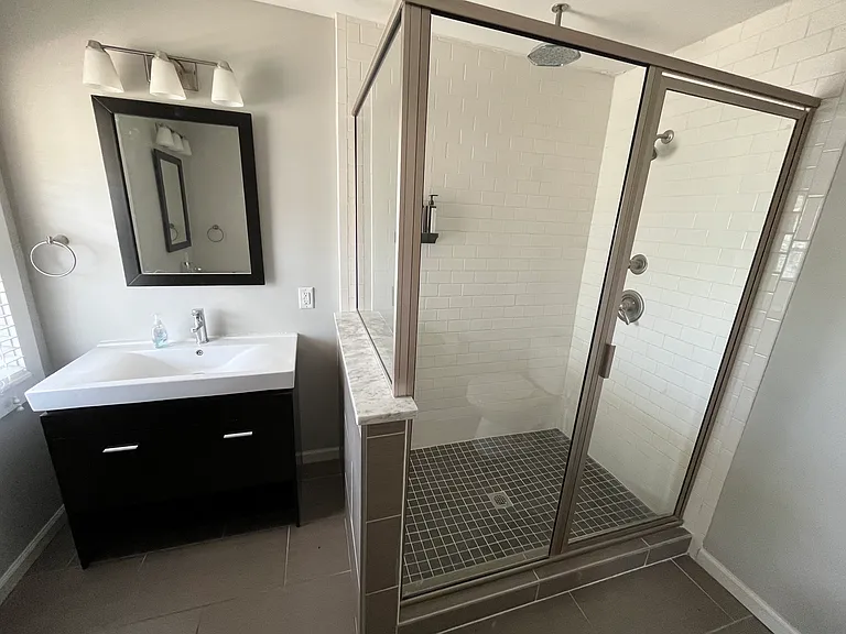 Master Bathroom (full bathroom #2)