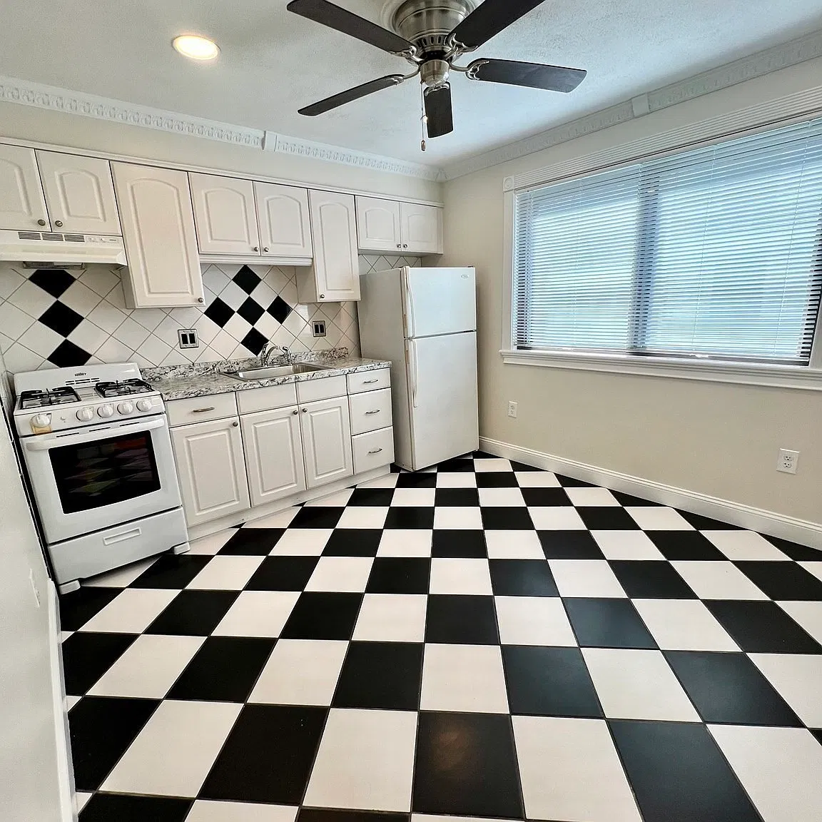 2 bed, 1.0 bath, 99999 sqft, $3,200 — Photo 4