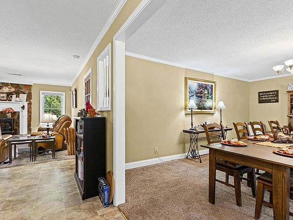 3rd image of 1005 Pinecroft Dr