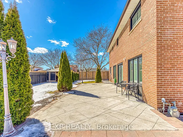 322 Mary St — Photo 49