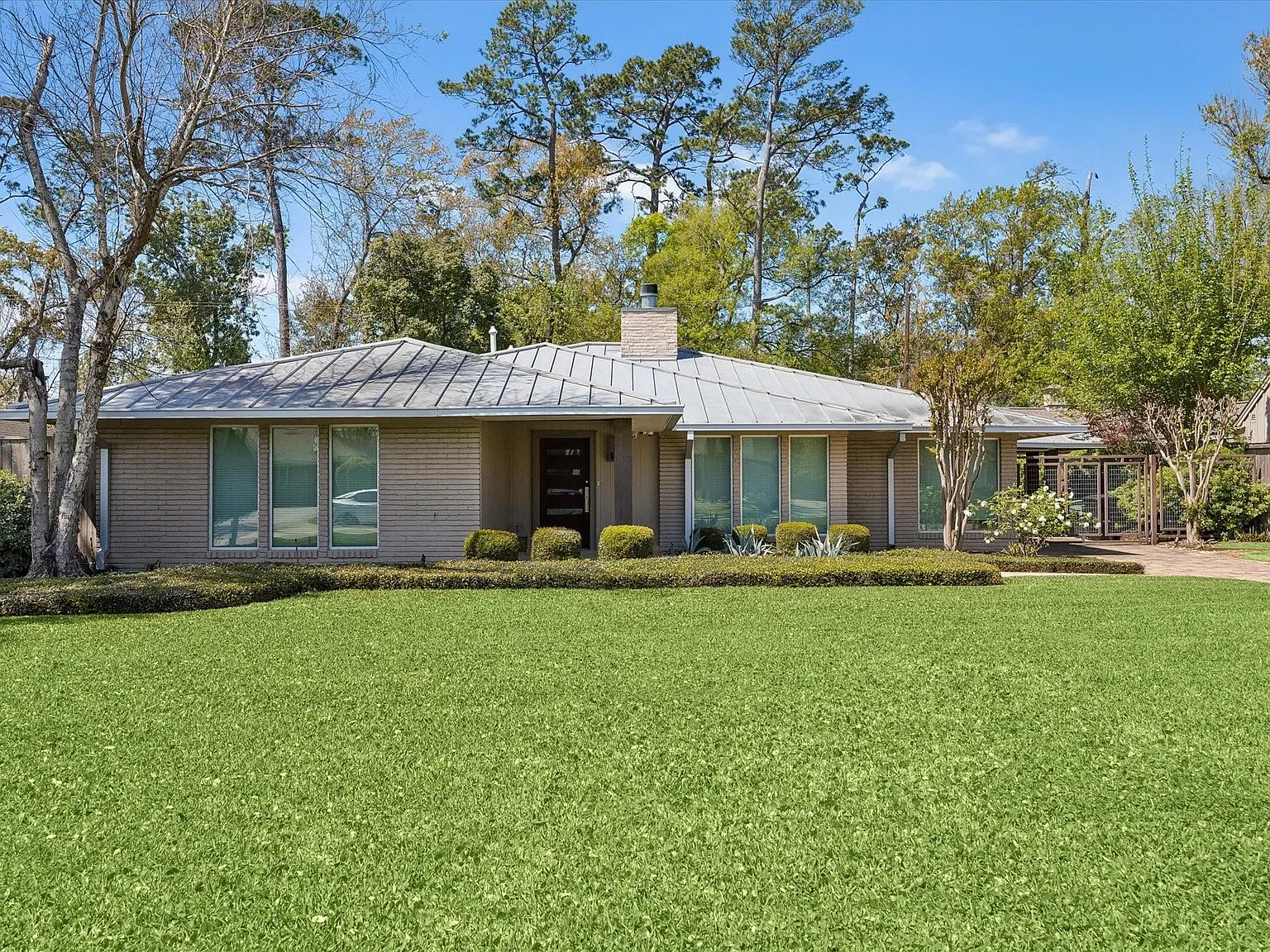 4 bed, 3.5 bath, 3896 sqft, $11,795 — Photo 2