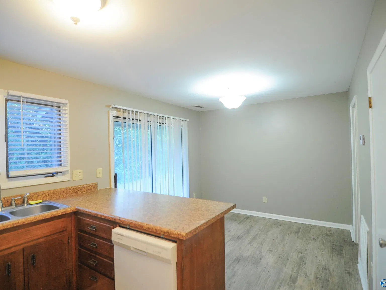 2 bed, 2.5 bath, 1100 sqft, $995 — Photo 3