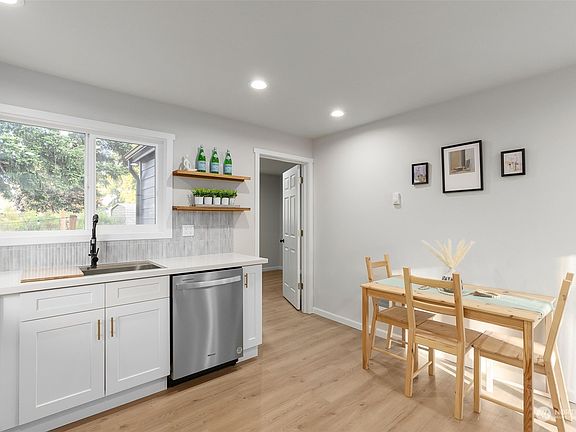 3rd image of 10639 Sheridan Avenue S