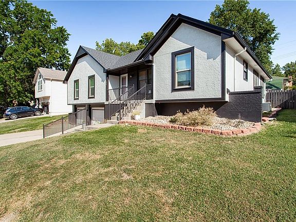 3rd image of 501 NW Chateau Dr
