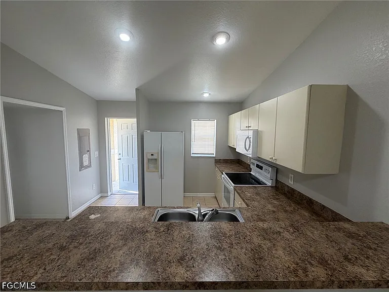 4535 26th St SW — Photo 4