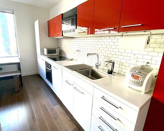 3rd image of 901 S Flower St Unit 306