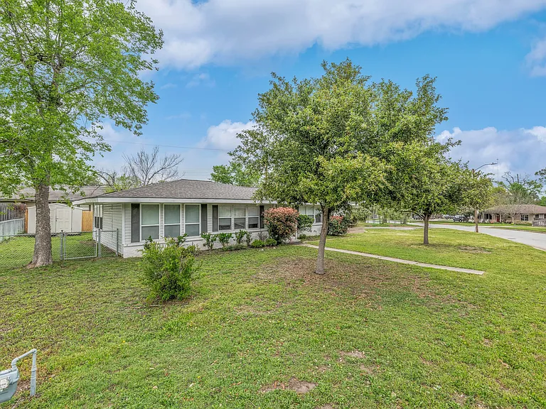 714 Broadmoor Dr — Photo 7