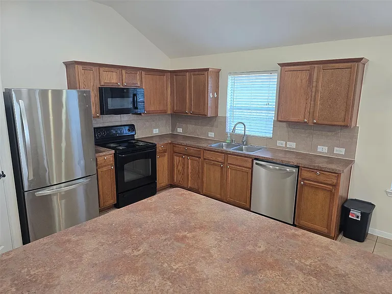 2706 Courtyard Ln — Photo 9