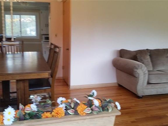 3rd image of 8347 Lincoln Dr