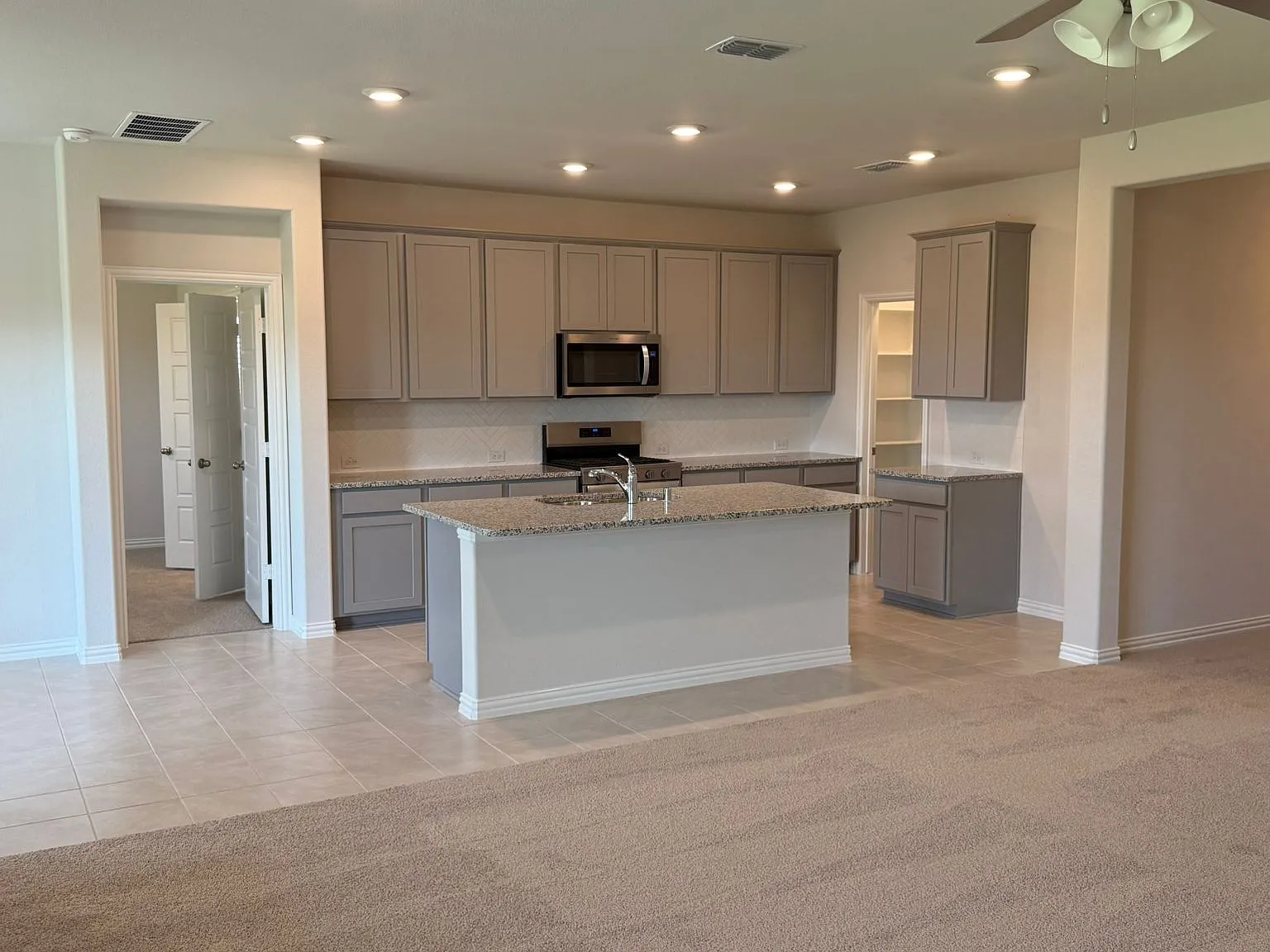 820 Jacquelyn Dr — Photo 4