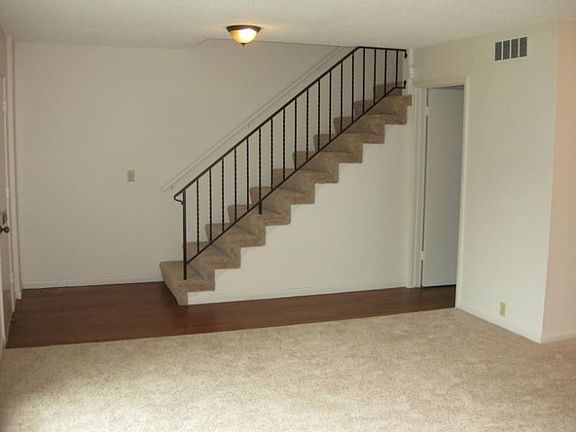 5th image of 9 Townhouse Ln