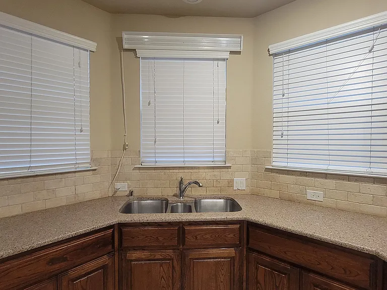 1020 Paradise Cv — Photo 8