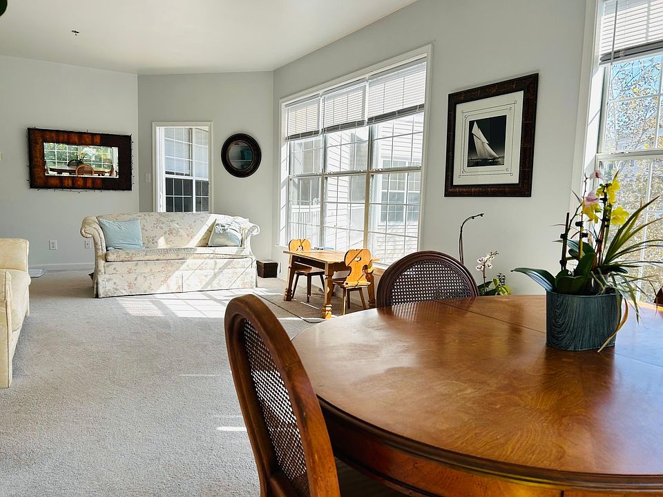 Sunny ,light and specious dining-living area.