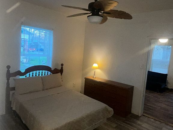 4th image of 124 W Davis St
