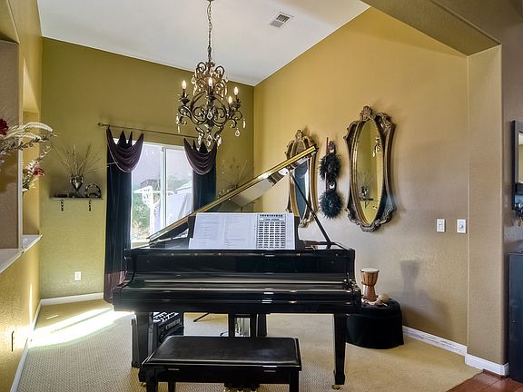 5th image of 760 Banyan Ct