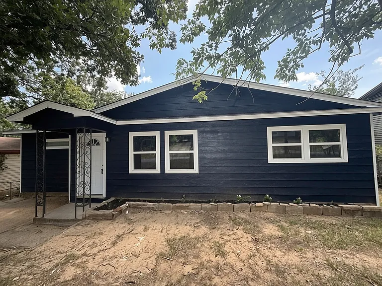 1108 Park Dr — Photo 2