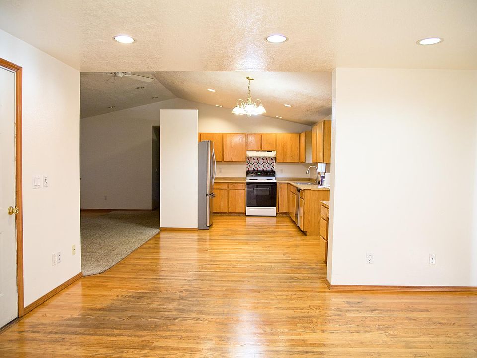 1st image of 627 SE 18th Ave