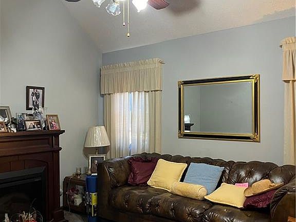 4th image of 810 Brooks Blvd #A