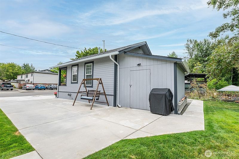 4th image of 845 3rd Avenue NW