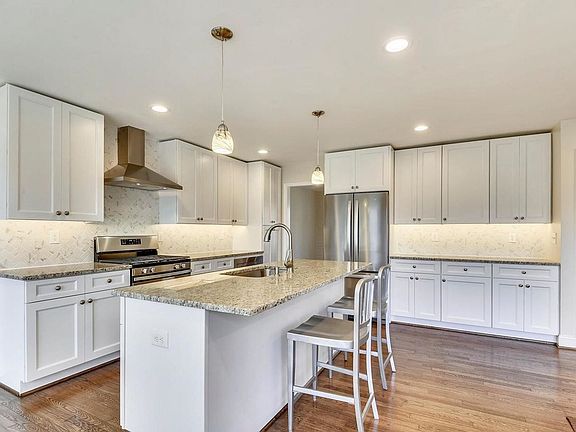 4th image of 14616 Melinda Ln