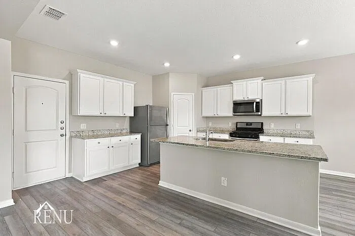 4 bed, 2.5 bath, 2204 sqft, $1,740 — Photo 3