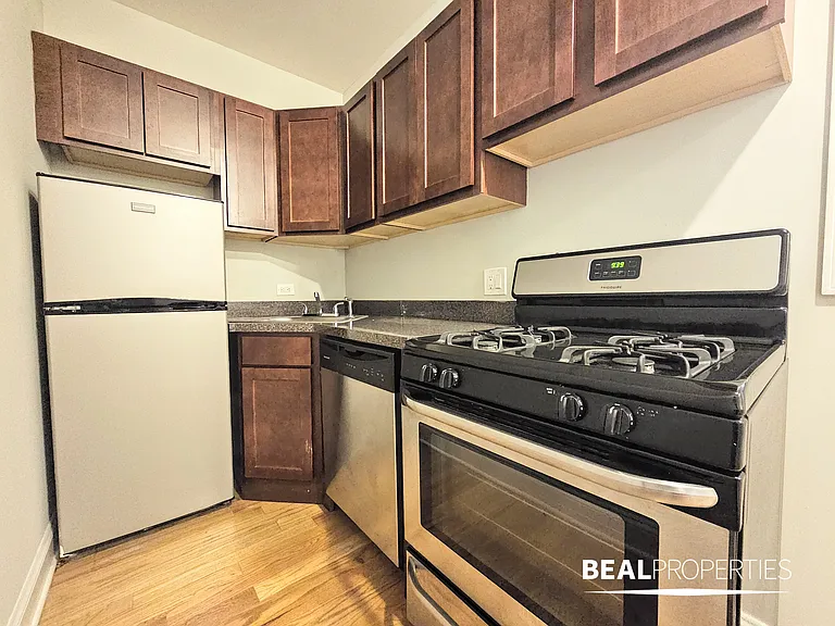 511 West Melrose — Photo 3