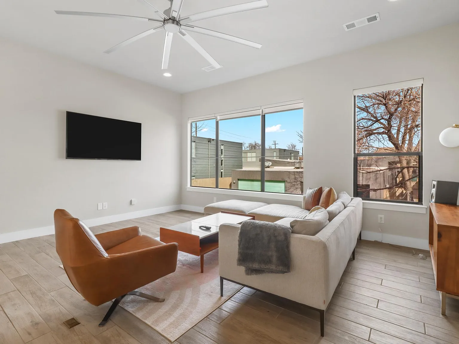 2 bed, 2.5 bath, 2013 sqft, $3,900 — Photo 2