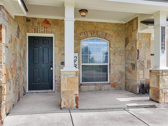 3rd image of 212 Boulder Dr