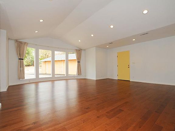 3rd image of 25600 Fernhill Dr