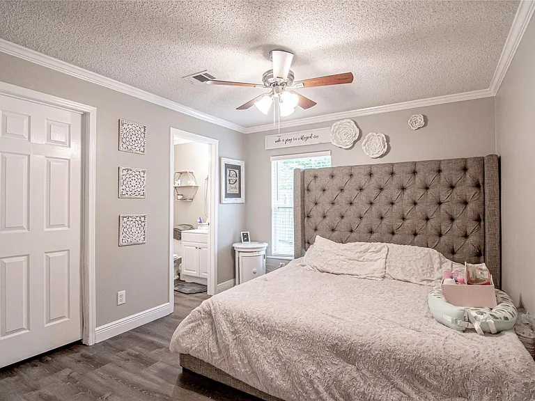 160 Varsity Dr — Photo 12