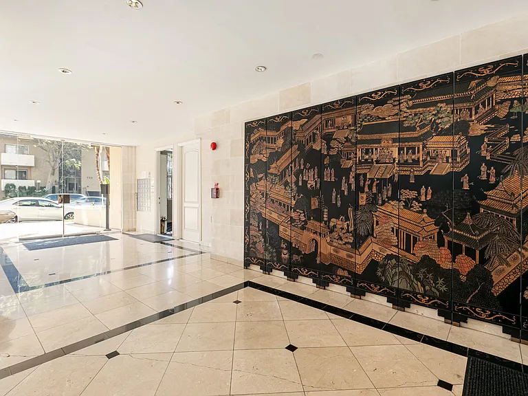 Wilshire Kingsley Towers — Photo 8