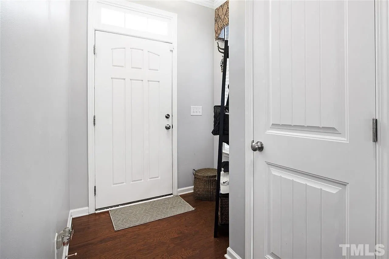 3 bed, 2.5 bath, 1682 sqft, $2,100 — Photo 4