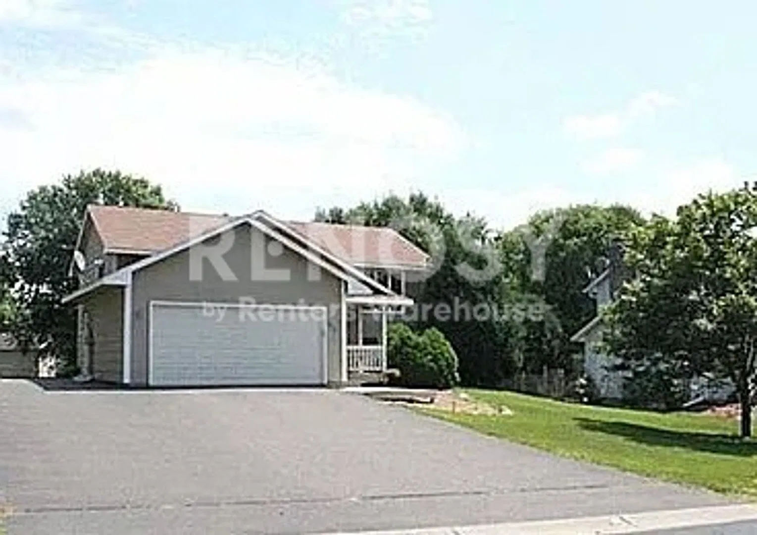 Available Now 4 Bedroom 2 Bath Single Family Home in Maple Grove — Photo 1