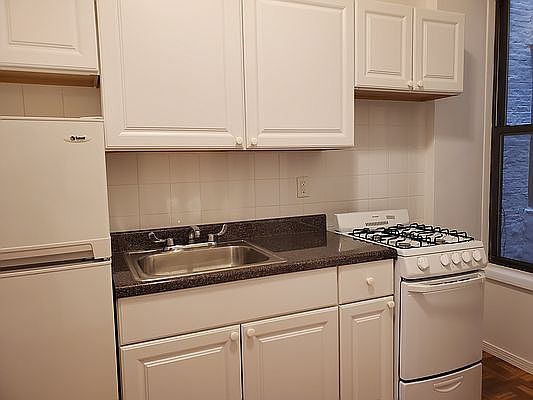 3rd image of 392 1st St APT 6