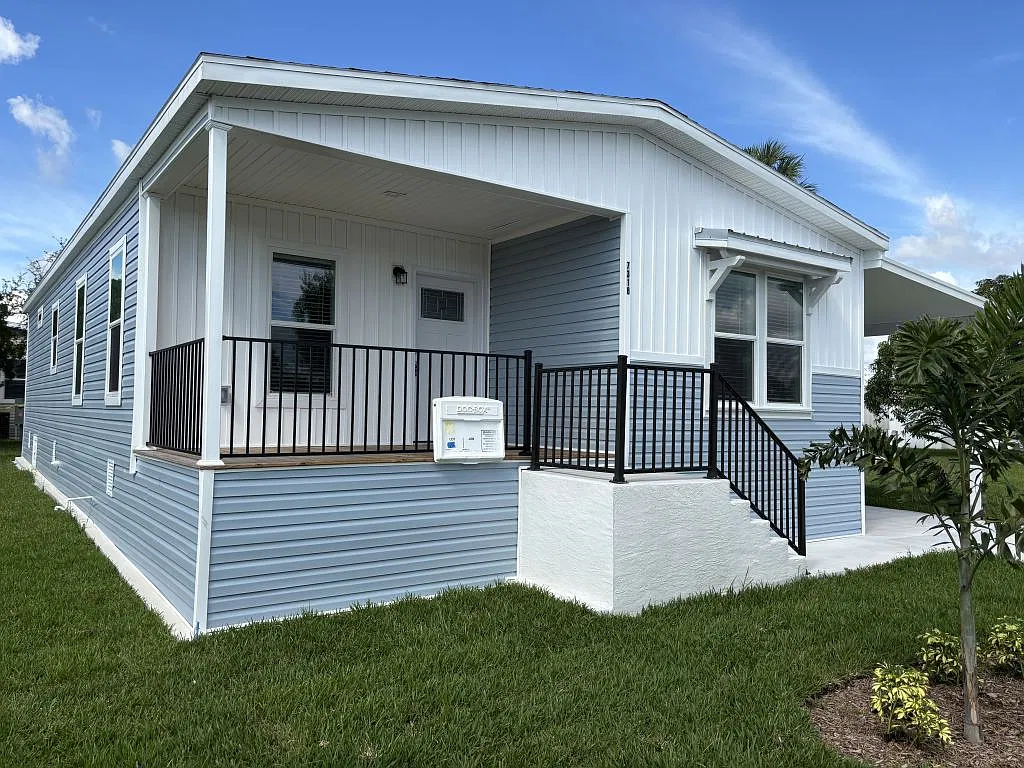3 bed, 2.0 bath, 1356 sqft, $2,199 — Photo 2