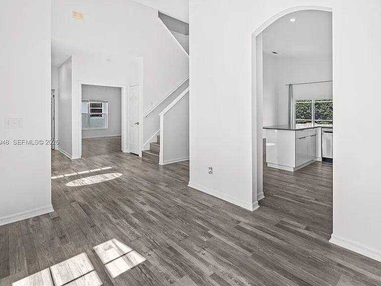 434 Castlemain Cir — Photo 4