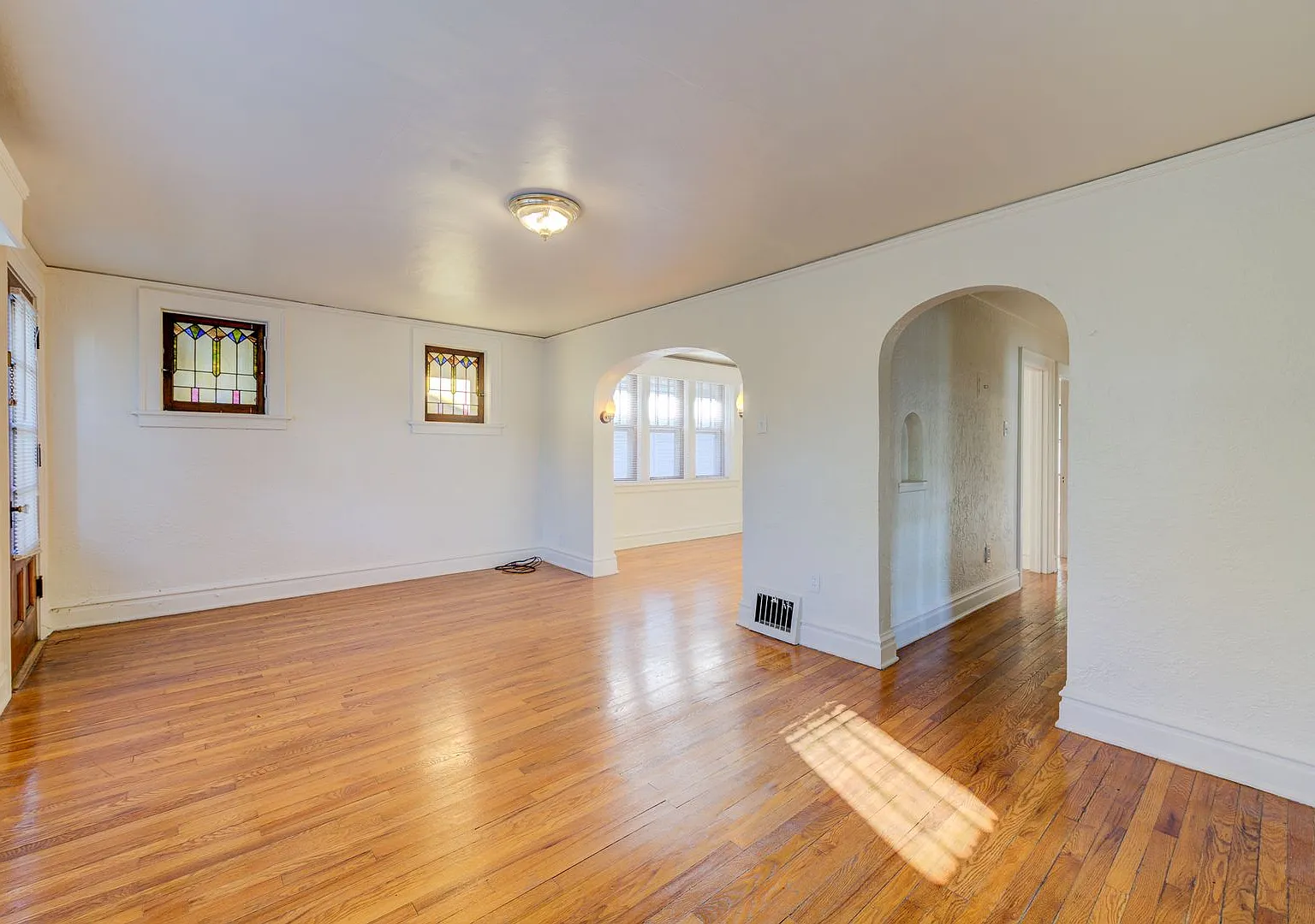 (423) 6922 Plateau Ave — Photo 4