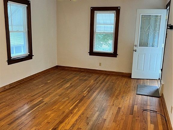 4th image of 131 SE Lincoln Ave