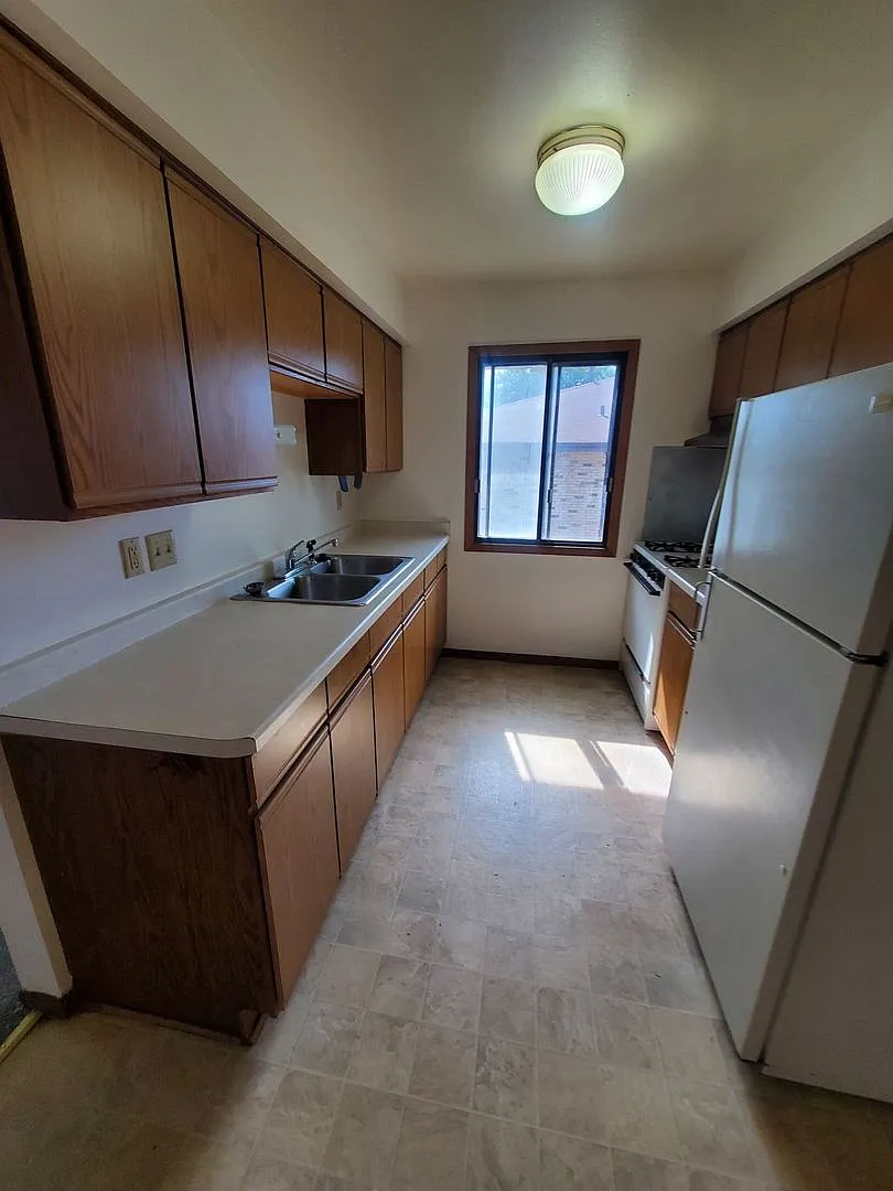 10500 W Fond Du Lac Ave. (12 Unit) — Photo 4