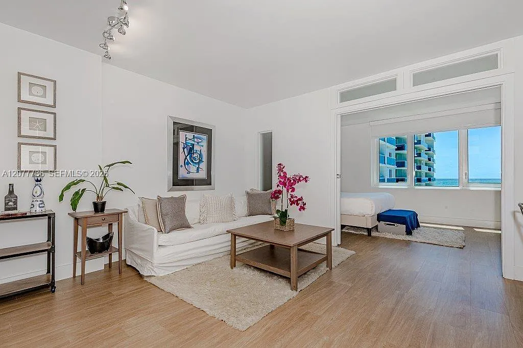Roney Palace Condo — Photo 3