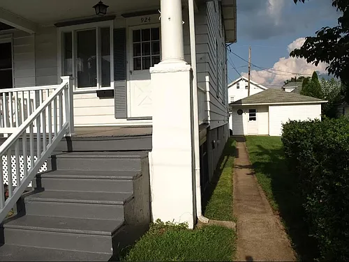 924 Wood St Photo 1