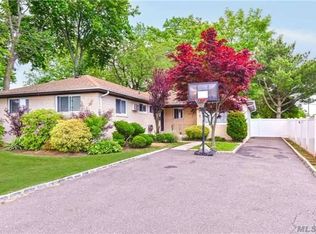 7 Lester Pl, Plainview, NY 11803