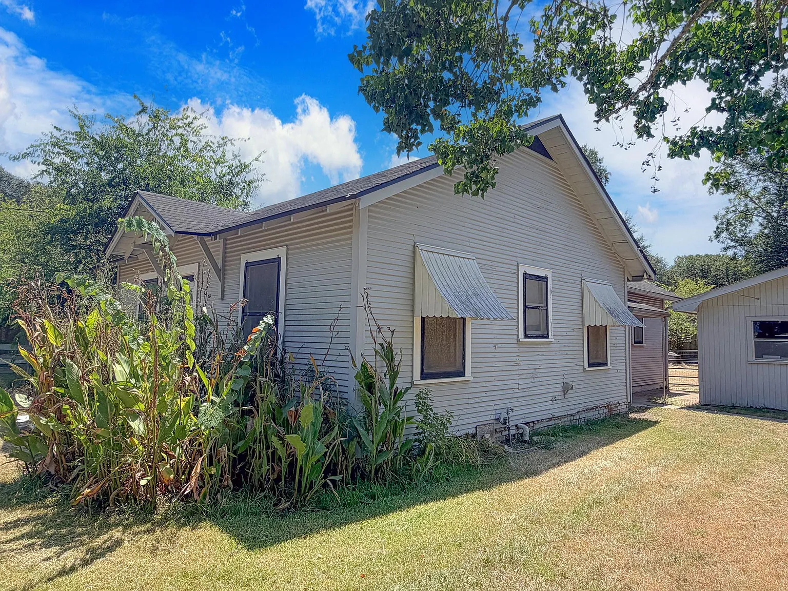 3 bed, 2.0 bath, 1086 sqft, $1,400 — Photo 2