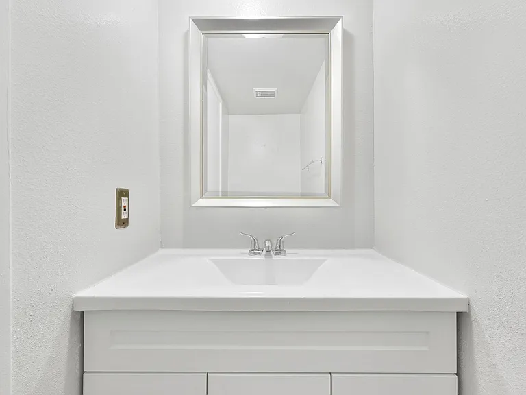 1561 W Jefferson Blvd — Photo 14