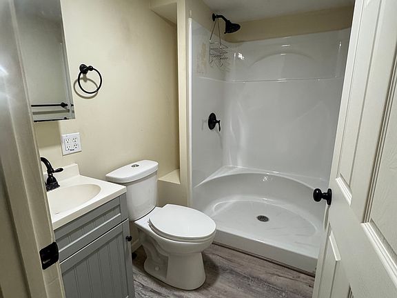4th image of 957 W Independence St #6