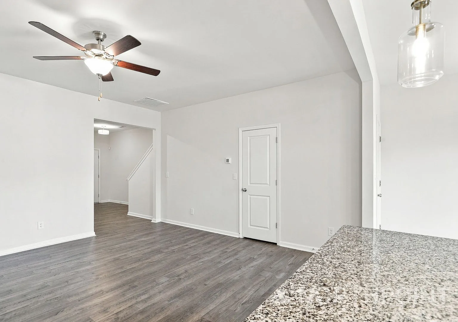 3 bedroom townhome available now! — Photo 4