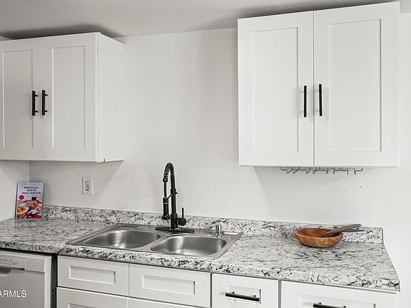 4th image of 4627 E SOUTHGATE Avenue