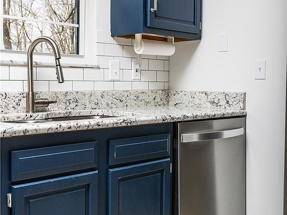 5th image of 107 Woodbend Cv