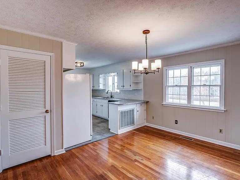 4295 Everett Rd — Photo 31