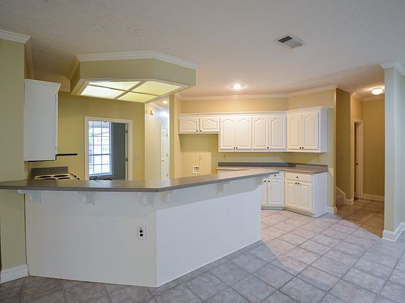 4th image of 100 Huntington Dr